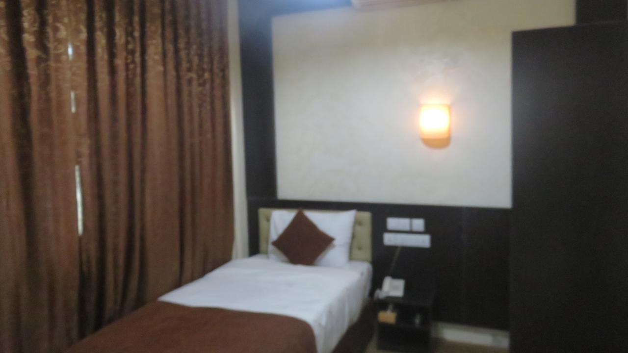 Teeba Palace Hotel Suites Аман Екстериор снимка